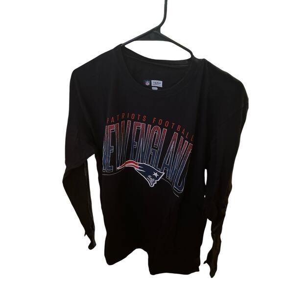 NFL BLACK PATRIOTS FOOTBALL NEW ENGLAND LONG SLEEVES SIZE LARGE - Picture 1 of 3
